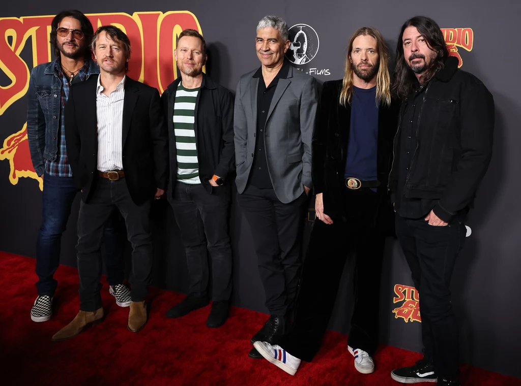 Foo Fighters zaledwie na miesiąc przed śmiercią Taylora Hawkinsa (drugi od prawej)
