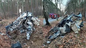 Wrak samochodu na dwóch zdjęciach  / Fot: Straż Pożarna w Świebodzinie