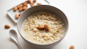 Owsianka jest źródłem witamin, błonnika i magnezu. Codzienne spożywanie płatków owsianych wzmacnia odporność, obniża cukier i cholesterol