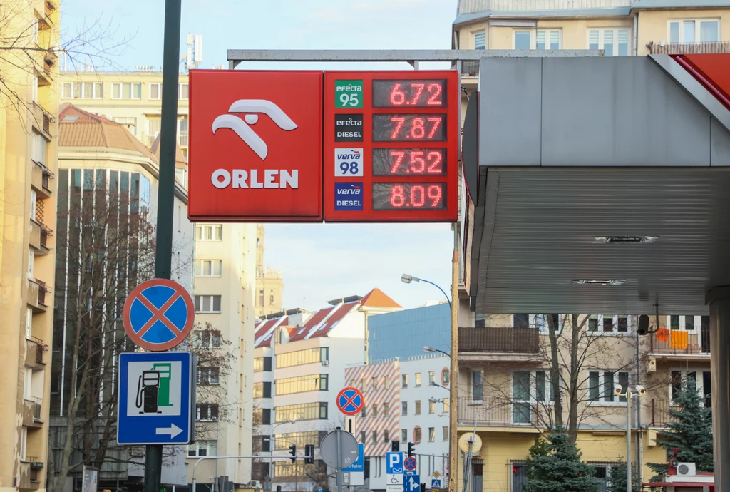 Pomimo podwyżki stawki VAT od nowego roku, ceny paliw na stacjach nie wzrosły. Zdaniem ekspertów wynika to z wysokich marż Orlenu