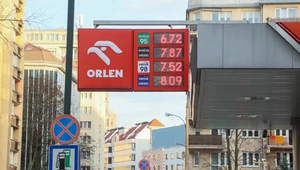 Pomimo podwyżki stawki VAT od nowego roku, ceny paliw na stacjach nie wzrosły. Zdaniem ekspertów wynika to z wysokich marż Orlenu
