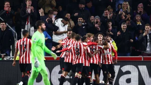 Radość piłkarzy Brentford, w meczu z Liverpoolem