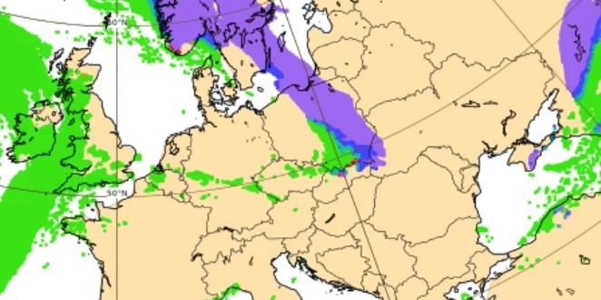 Analizy ECMWF wskazują, że w długi weekend nad północną i wschodnią Polską mogą pojawić się lokalnie opady śniegu (na mapie zaznaczono je kolorem fioletowym)