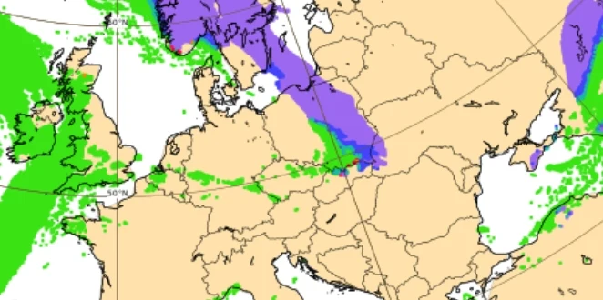 Analizy ECMWF wskazują, że w długi weekend nad północną i wschodnią Polską mogą pojawić się lokalnie opady śniegu (na mapie zaznaczono je kolorem fioletowym) Analizy ECMWF wskazują, że w długi weekend nad północną i wschodnią Polską mogą pojawić się lokalnie opady śniegu (na mapie zaznaczono je kolorem fioletowym)