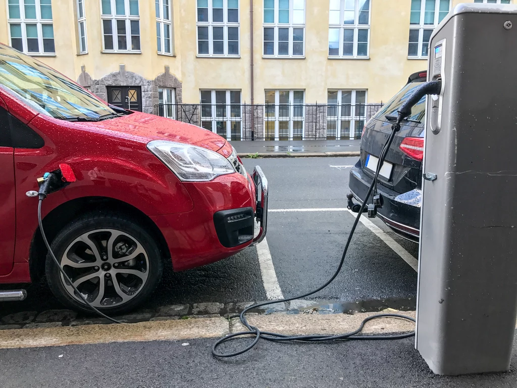 MKiŚ negocjuje z KE w sprawie wdrożenia nowego dofinansowania do zakupu aut elektrycznych. Program mógłby ruszyć jeszcze w tym roku