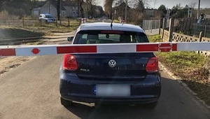 81-latek wjechał za zamknięte rogatki. Tłumaczył, że oślepiło go słońce 