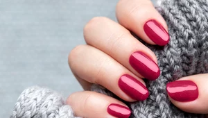 Manicure w najmodniejszym kolorze 2023 roku. Zobacz inspiracje na paznokcie Viva Magenta