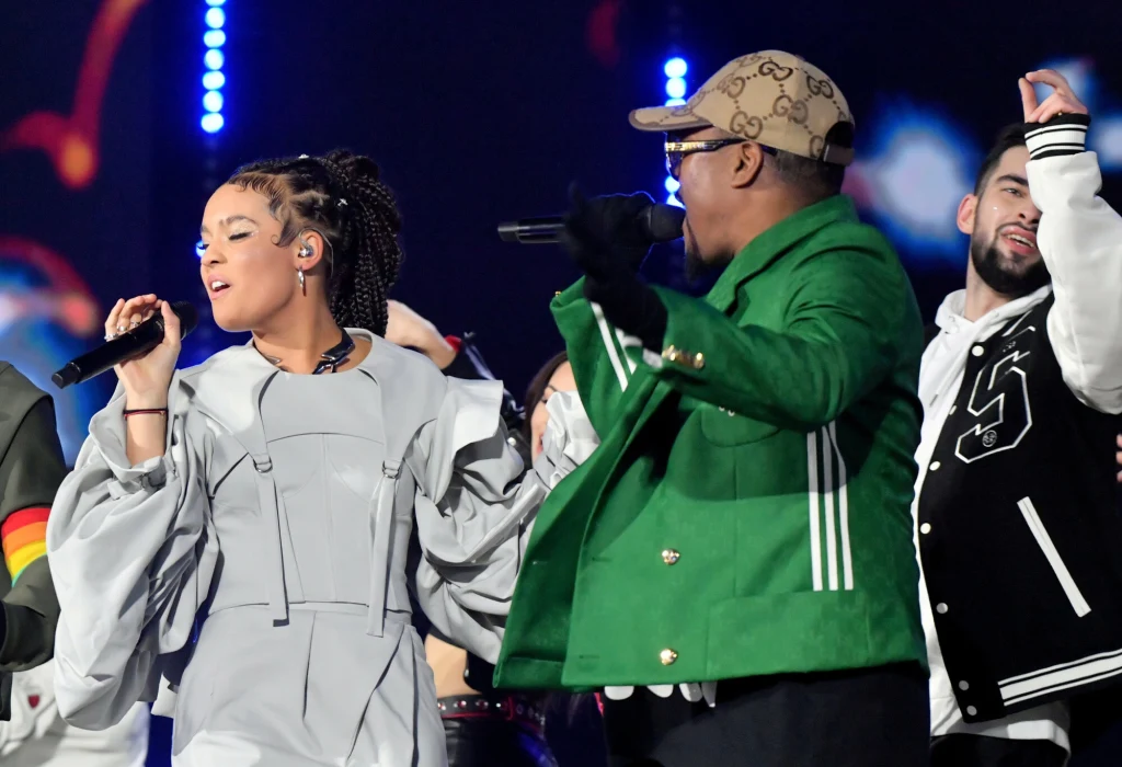 Black Eyed Peas i Sara James