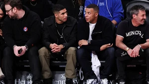 Achraf Hakimi i Kylian Mbappe na meczu Brooklyn Nets - San Antonio Spurs