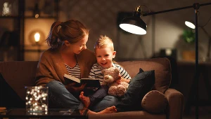 500 plus, zwane także świadczeniem wychowawczym, przyznawane jest bez względu na dochód i wynosi 500 zł miesięcznie na jedno dziecko