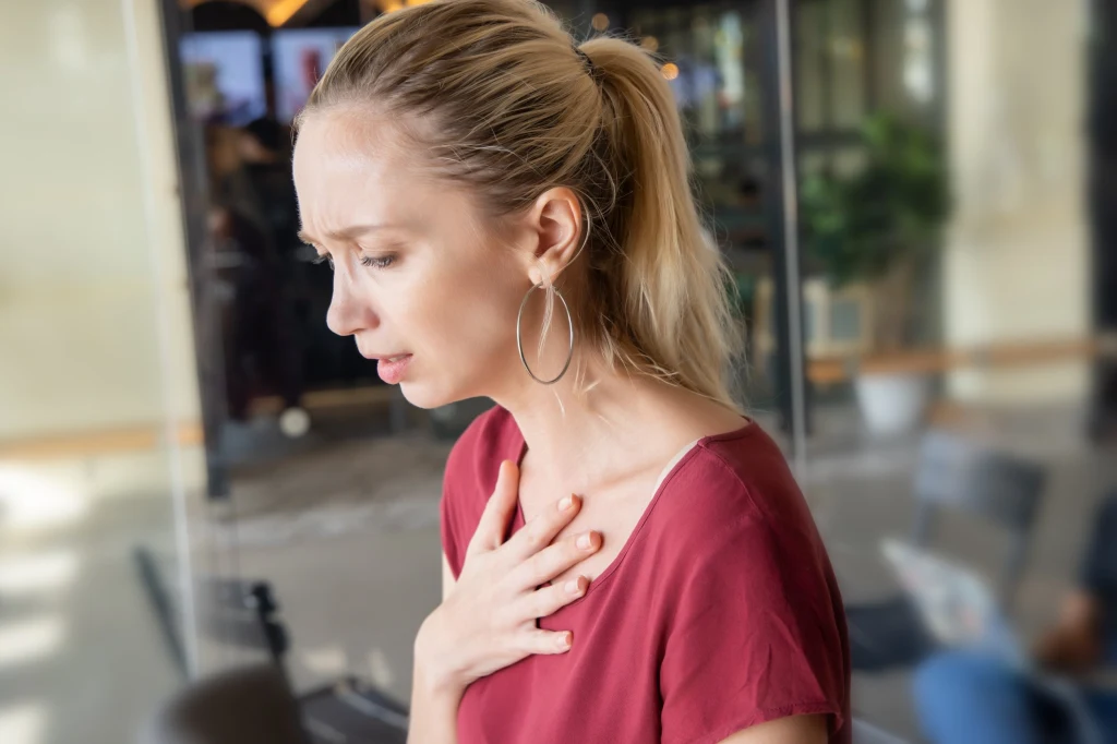 We wstrząsie anafilaktycznym osoba użądlona odczuwa nagłe osłabienie, kołatanie serca, a także duszność i ma problemy z oddychaniem We wstrząsie anafilaktycznym osoba użądlona odczuwa nagłe osłabienie, kołatanie serca, a także duszność i ma problemy z oddychaniem