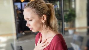We wstrząsie anafilaktycznym osoba użądlona odczuwa nagłe osłabienie, kołatanie serca, a także duszność i ma problemy z oddychaniem