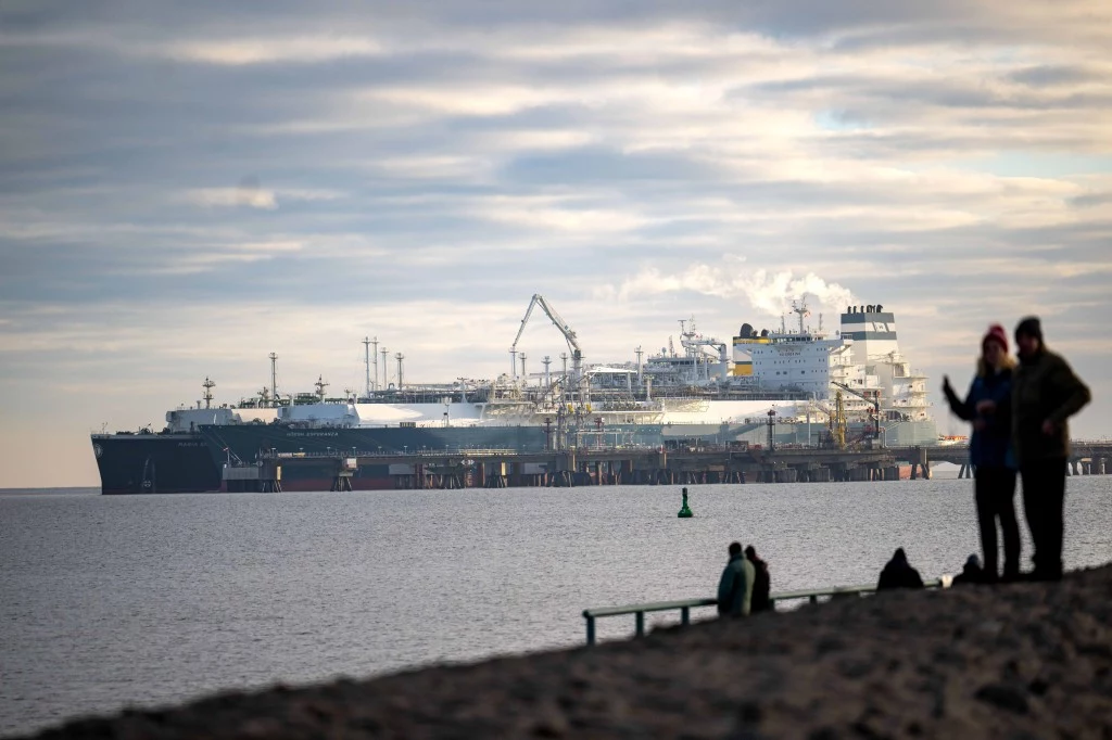 Dostawa skroplonego gazu ziemnego LNG do pływającego terminala w Wilhelmshaven, Dolna Saksonia. Nz. tankowiec "Maria Energy", 3.01.2023 r.