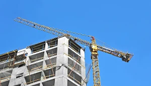 Zdaniem prezesa UOKiK, pomimo że ustawa deweloperska nie zakazuje posługiwania się klauzulami waloryzacyjnymi, należy bardzo ostrożnie podchodzić do tego typu postanowień w umowach