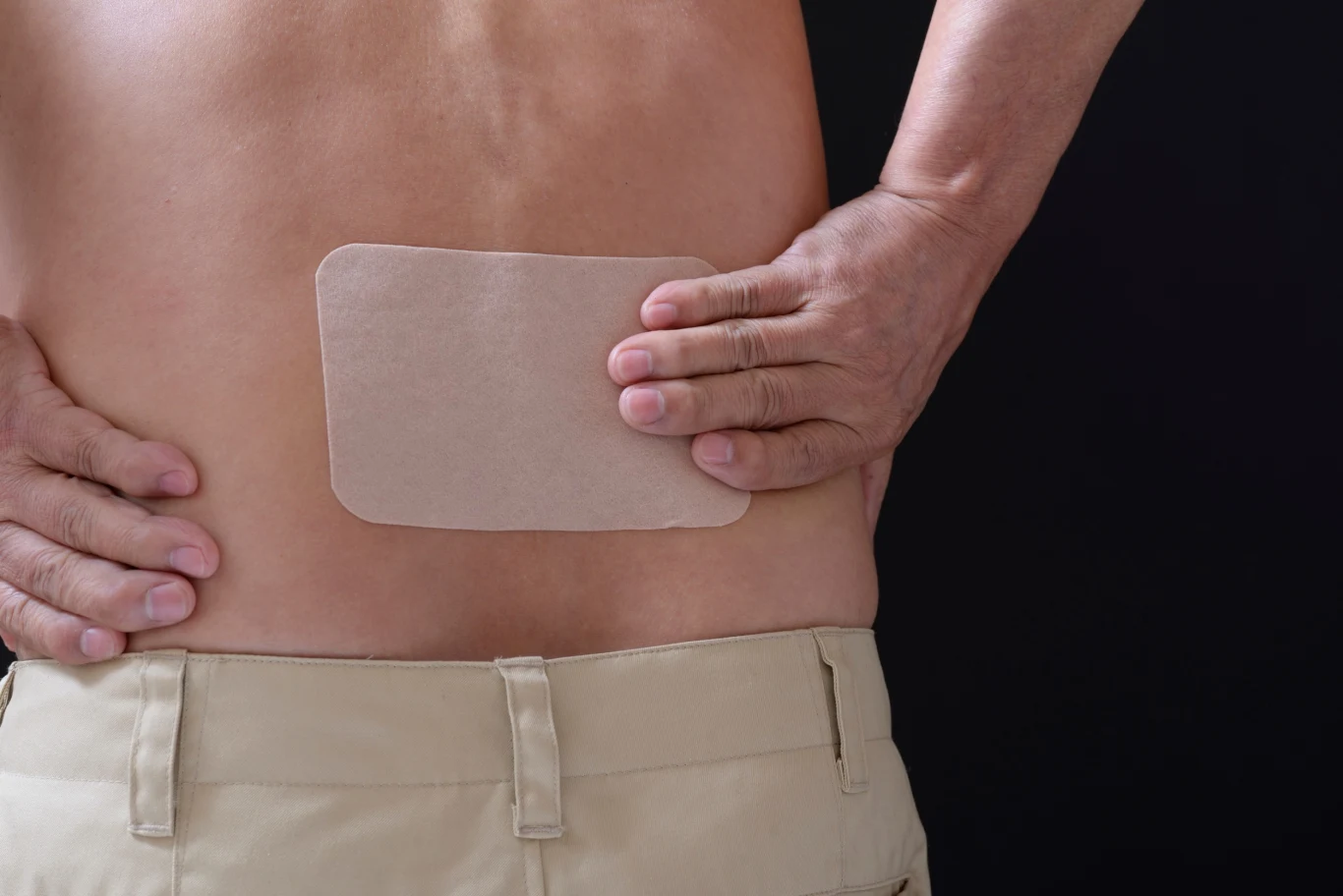 Do terapii ciepłem zalicza się plastry rozgrzewające, które rozluźniają mięśnie oraz łagodzą ból, zwłaszcza w okolicach kręgosłupa