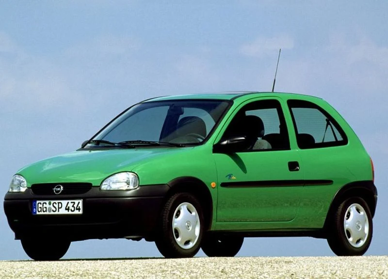 Opel Corsa B - pierwsza obła Corsa zadebiutowała w roku 1993. Z uwagi na trwałe jednostki napędowe i przystępne ceny zamienników samochód przez długie lata kreślił codzienny obraz polskich ulic. Mało kto wie, że w Argentynie ten model Opla produkowano aż do 2016 roku. 