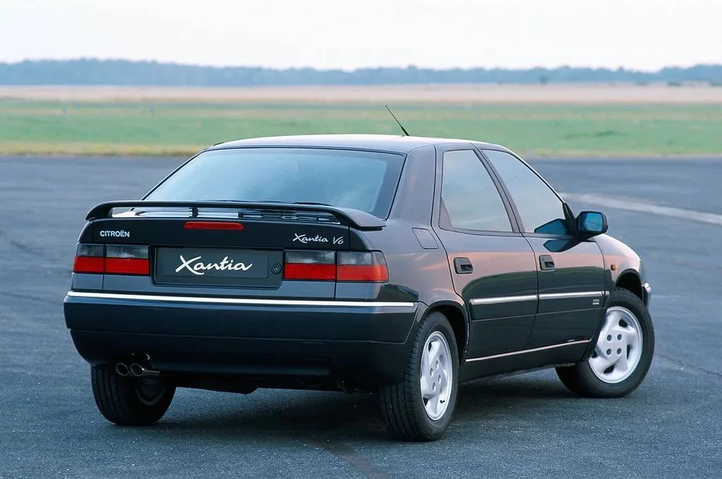 Citroen Xantia. Samochód zaprezentowano w 1992 roku, ale za rok rynkowego debiutu uznaje się 1993, gdy dostawy ruszyły na szeroką skalę. Następca modelu BX otrzymał wyzytówkę Citroena - hydropneumatyczne zawieszenie - i modną karoserię nakreśloną przy współpracy z Bertone. Auto, które okazało się dużym sukcesem, zerwało z tradycją oznaczania modeli francuskiego producenta skrótami literowymi. 