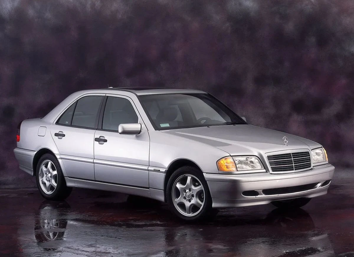 Mercedes klasy C W202. Chociaż w oczach miłośników Mercedesów pierwsza klasa C uchodzi już za klasyka, w powszechnej opinii to właśnie ten model zapoczątkował &quot;chude czasy&quot; niemieckiej marki. Pierwszą skazą na honorze był słaby wynik w testach Euro NCAP (zaledwie dwie gwiazdki). Z czasem pojawiły się też kolejne, w kolorze rdzy. 