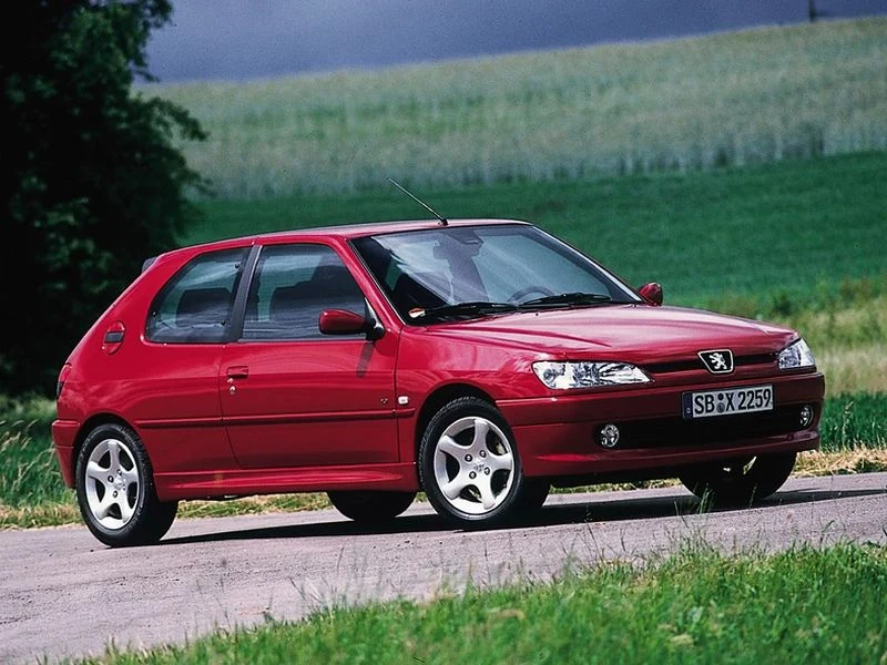 Peugeot 306. Następca popularnego na polskich drogach modelu 309 zadebiutował pod koniec 1992 roku. Pierwsze egzemplarze trafiły do nabywców w roku 1993. Początkowo oferowano wyłącznie 3 i 5-drzwiowe hatchbacki. W 1994 ofertę uzupełnił sedan, a w 1997 roku - kombi. Auto cieszyło się w Polsce dużą popularnością również jako nowe. Wciąż można jeszcze kupić liczące ponad 20 lat egzemplarze z niewielkim przebiegiem, często od pierwszego lub drugiego właściciela.