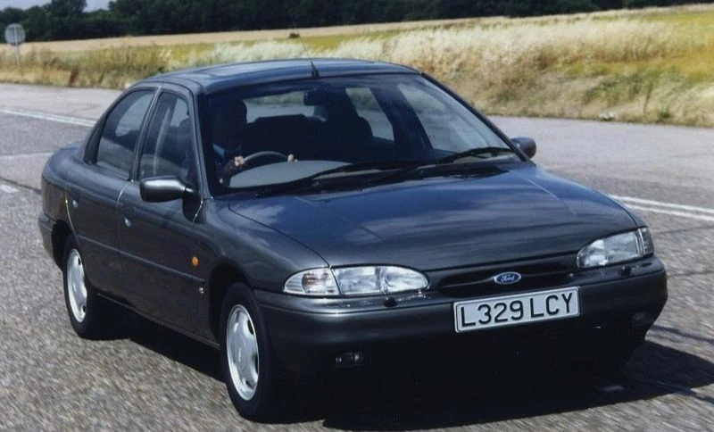 Ford Mondeo - czyli &quot;samochód światowy&quot; Forda - zaprezentowano w listopadzie 1992 roku. Następca tylnonapędowej Sierry projektowany był w Europie. Auto otrzymało montowane poprzecznie z przodu benzynowe silniki serii ZETEC i napęd na przednią oś. Mondeo było pierwszym samochodem na świecie seryjnie wyposażonym w poduszkę powietrzną kierowcy. 