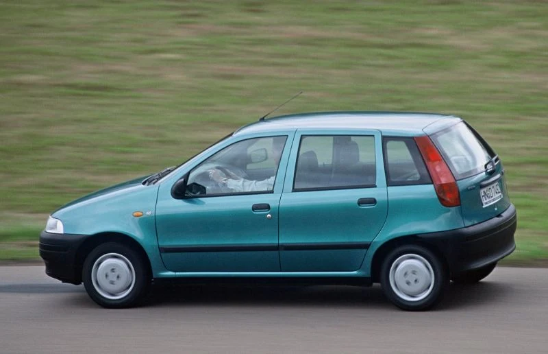 Fiat Punto zaliczyło rynkowy debiut w 1993 roku, jako 3 i 5 drzwiowy hatchback. Wyróżnikiem samochodu były pionowe tylne lampy, które zapoczątkowały modę na takie rozwiązanie stylistyczne wśród europejskich producentów.