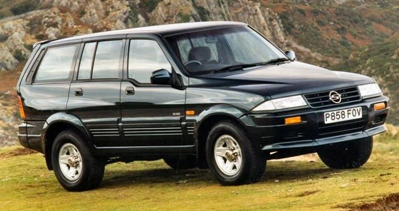 SsangYong Musso. W Polsce ten samochód znany jest głownie pod marką Daewoo ale pierwotnie, od 1993 roku, oferowany był nabywcom właśnie jako SsangYong. Powstał przy współpracy z Mercedesem - na wybranych rynkach wschodzących fabrycznie oferowano go nawet z trójramienną gwiazdą na masce.
