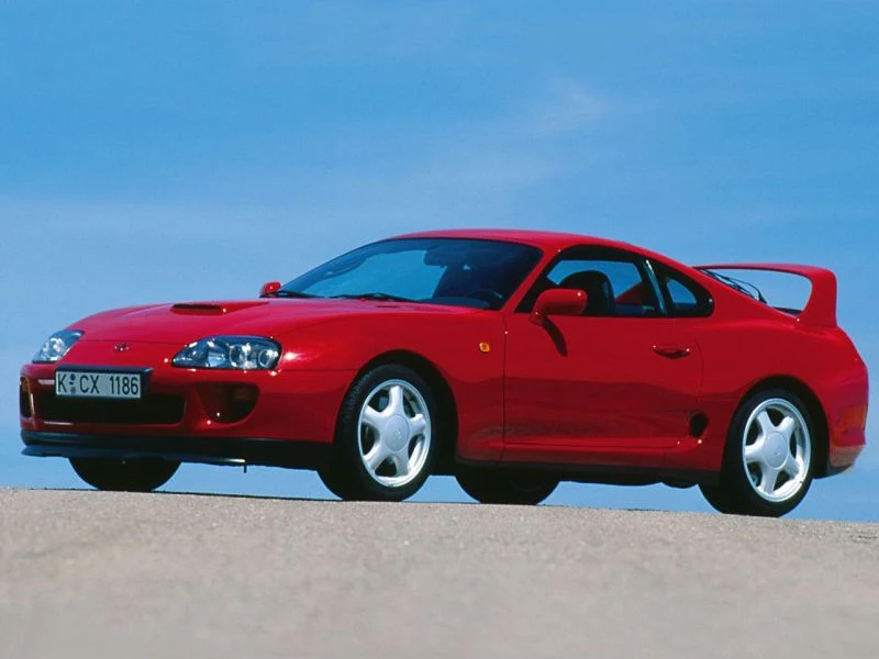 Toyota Supra IV. Czwarta generacja Supry - typoszereg A80 - zadebiutowała pod koniec 1992 roku ale oficjalna produkcja kultowego modelu rozpoczęła się w kwietniu 1993 roku. 