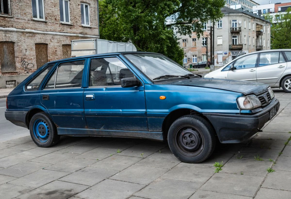 Polonez Caro MR&#x27;93 - tzw. &quot;szerokie Caro&quot; - z nowym wnętrzen, podszybiem, większym rozstawem kół i poprawionymi - przynajmniej w teorii - hamulcami. W rzeczywistości większość aut wyprodukowanych w 1993 roku miało jeszcze klasyczne &quot;zwalniacze&quot;, czyli hamulce tarczowe na wszystkich kołach.