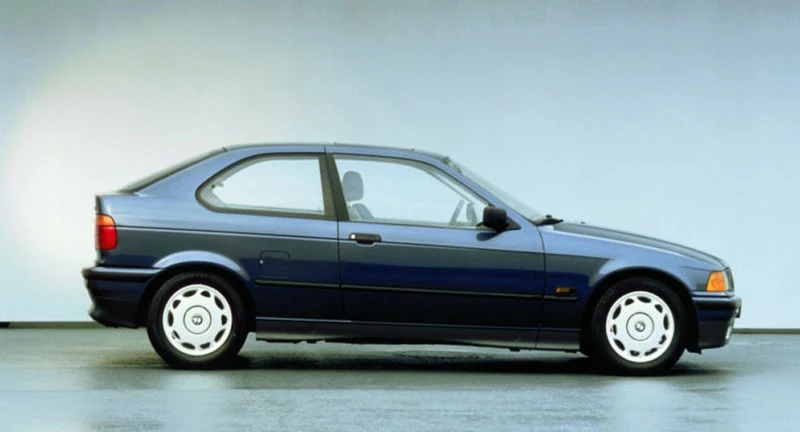 BMW e36 Compact - &quot;pierwszy w historii marki samochód kompaktowy&quot; zadebiutował 1993 roku. Auto przetrwało w ofercie do 2000 roku.