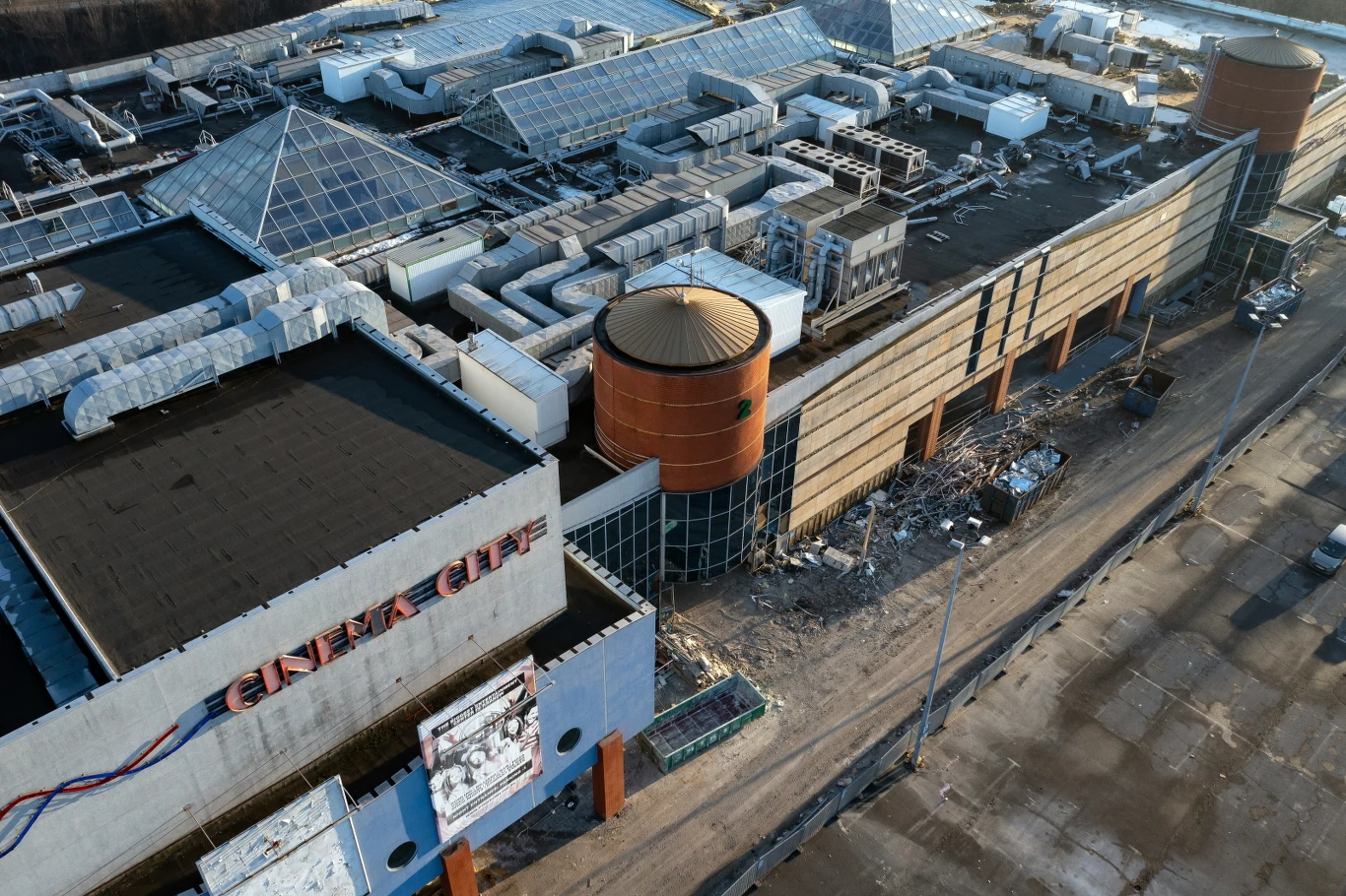 Rozbiórka Galerii Plaza, Kraków. 2.01.2023 r. Rozbiórka Galerii Plaza, Kraków. 2.01.2023 r.