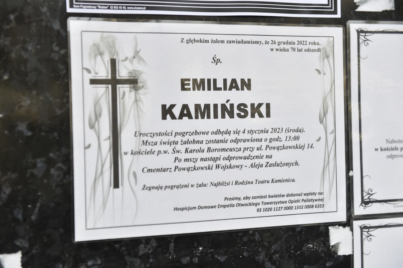 Rodzina zmarłego aktora prosiła, by zamiast kwiatów, dokonać wpłaty rzecz Hospicjum Domowego "Empatia" Otwockiego Towarzystwa Opieki Paliatywnej.