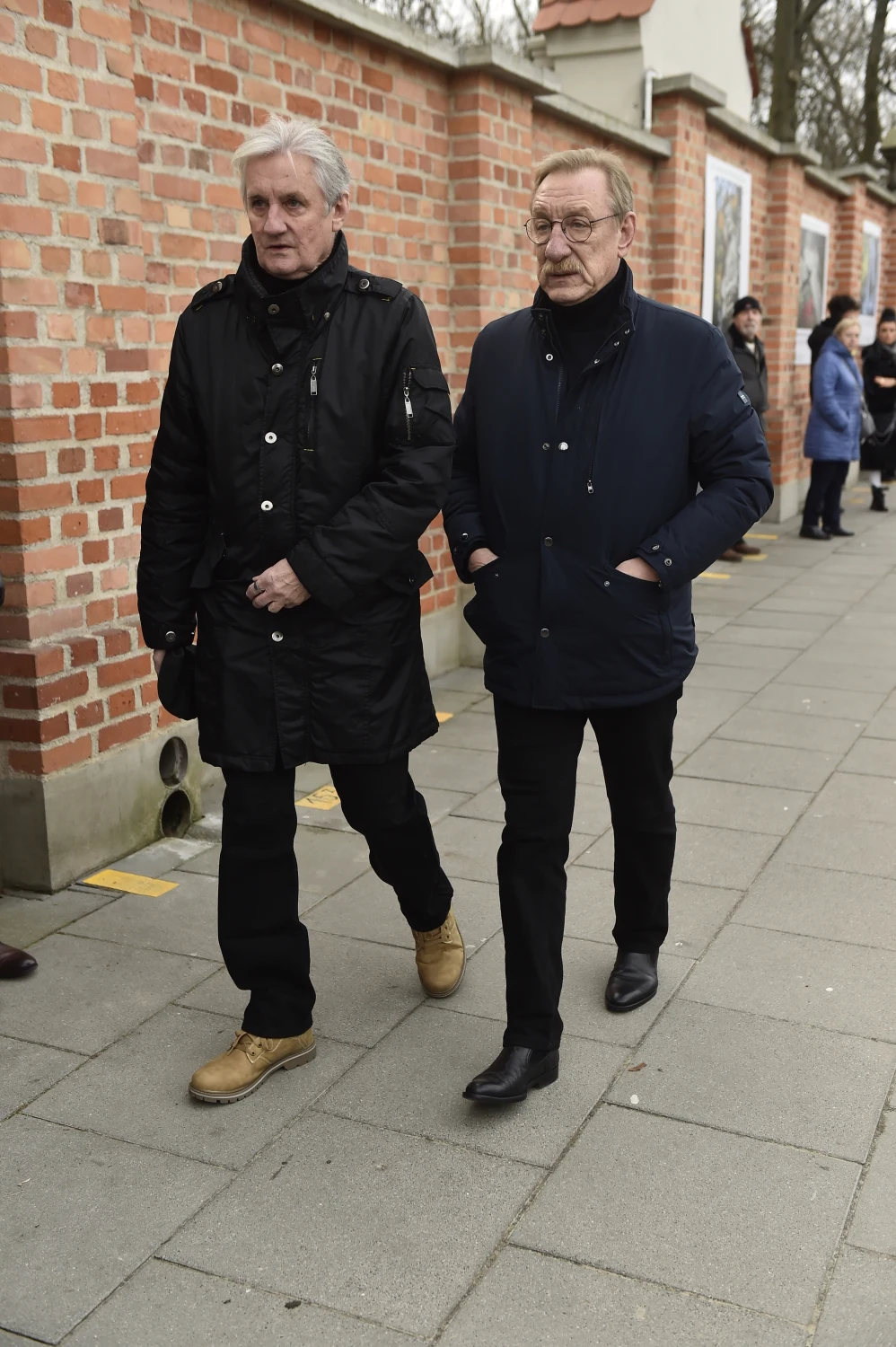 Grzegorz Wons i Sylwester Maciejewski na pogrzebie Emiliana Kamińskiego.