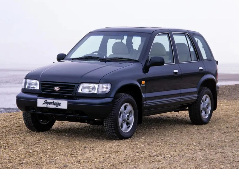 Kia Sportage. W momencie debiutu pierwszej generacji samochód był jeszcze pełnoprawną terenówką - z ramą nośną, reduktorem i dołączanym napędem kół przedniej osi. Pierwsza generacja nie stała się rynkowym przebojem, zasłynęła za to z ponadprzeciętnej wrażliwości na korzję. 