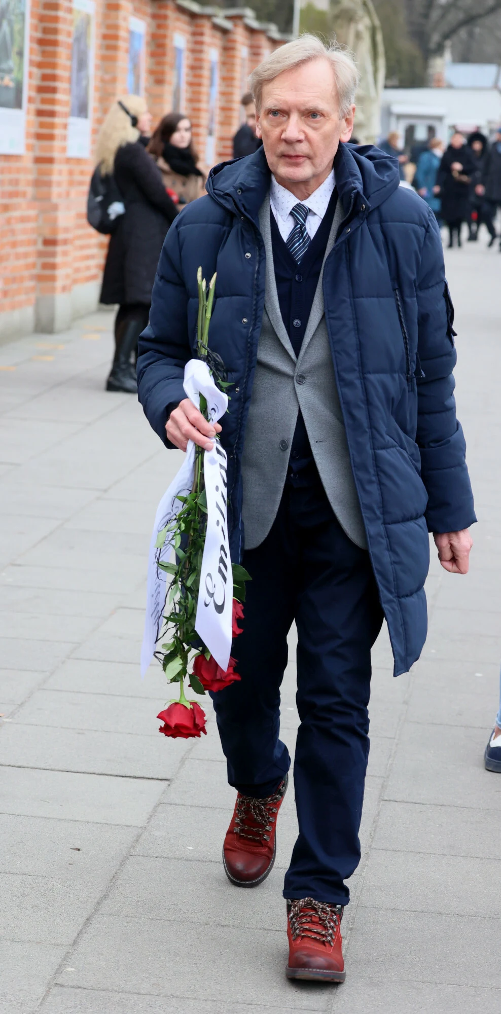 Andrzej Precigs na pogrzebie Emiliana Kamińskiego.