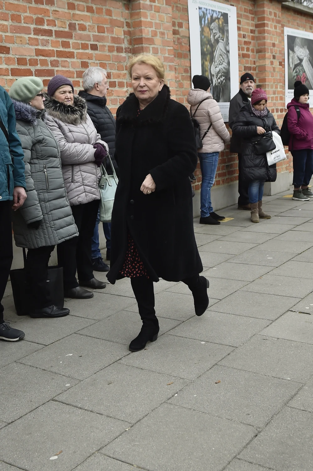 Sławomira Łozińska na pogrzebie Emiliana Kamińskiego.