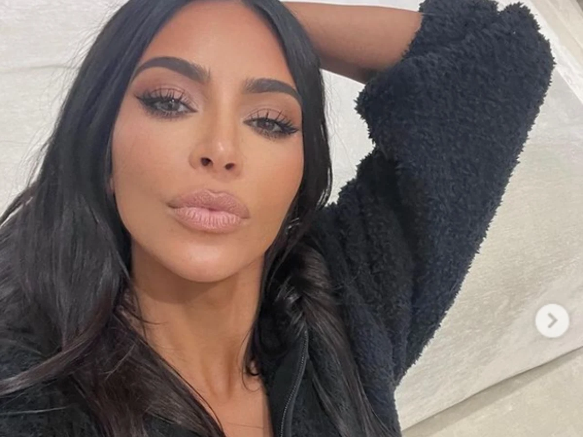 Również jej nieskazitelnie gładka cera i piękne rzęsy to efekt mocnego makijażu Również jej nieskazitelnie gładka cera i piękne rzęsy to efekt mocnego makijażu