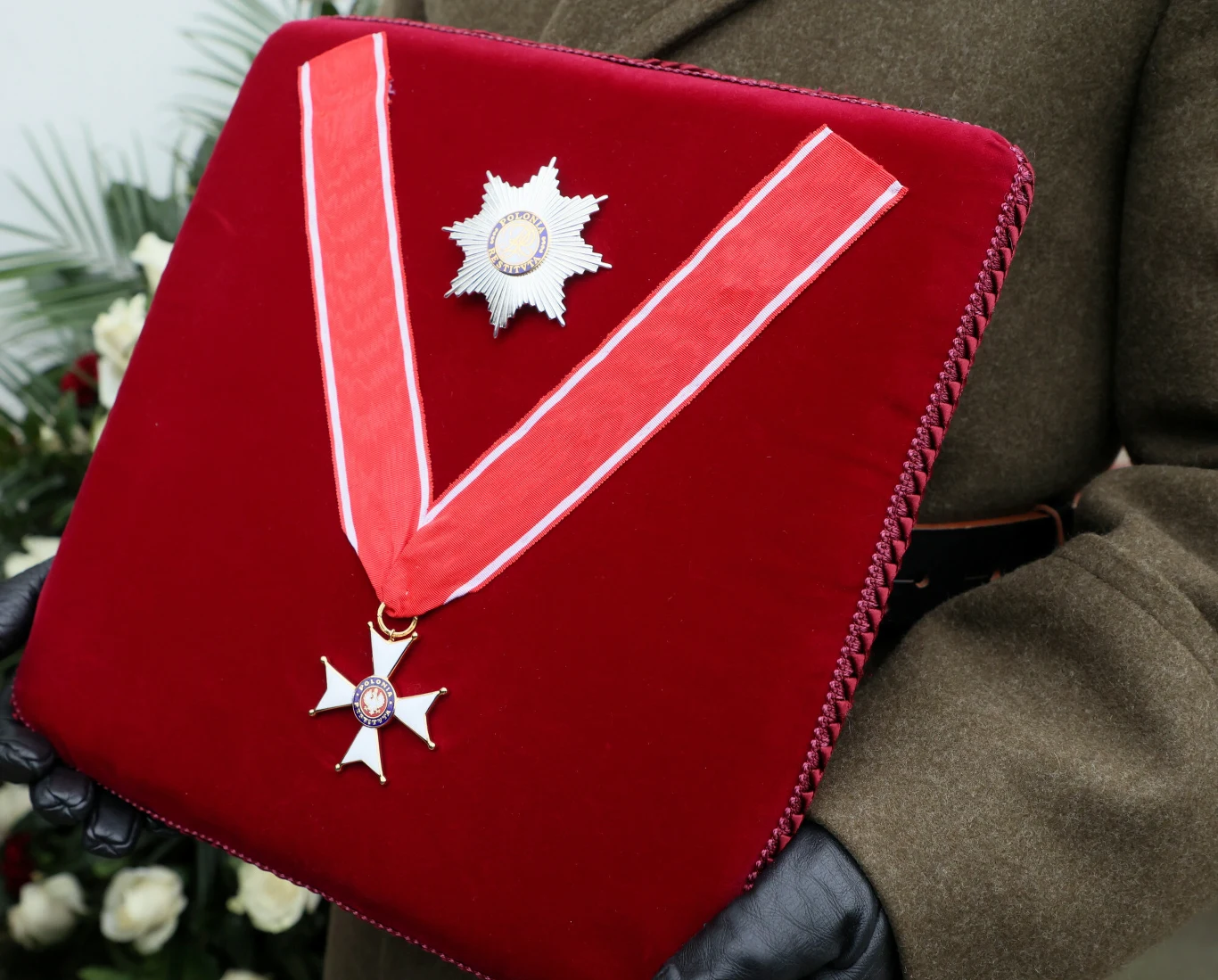 23 grudnia, czyli trzy dni przed śmiercią, Emilian Kamiński został odznaczony przez ministra kultury i dziedzictwa narodowego prof. Piotra Glińskiego Złotym Medalem "Zasłużony Kulturze Gloria Artis".