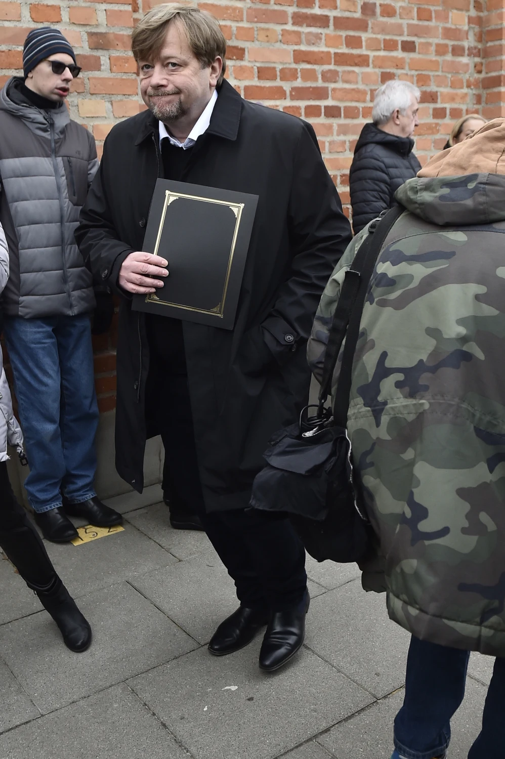 Olaf Lubaszenko na pogrzebie Emiliana Kamińskiego.