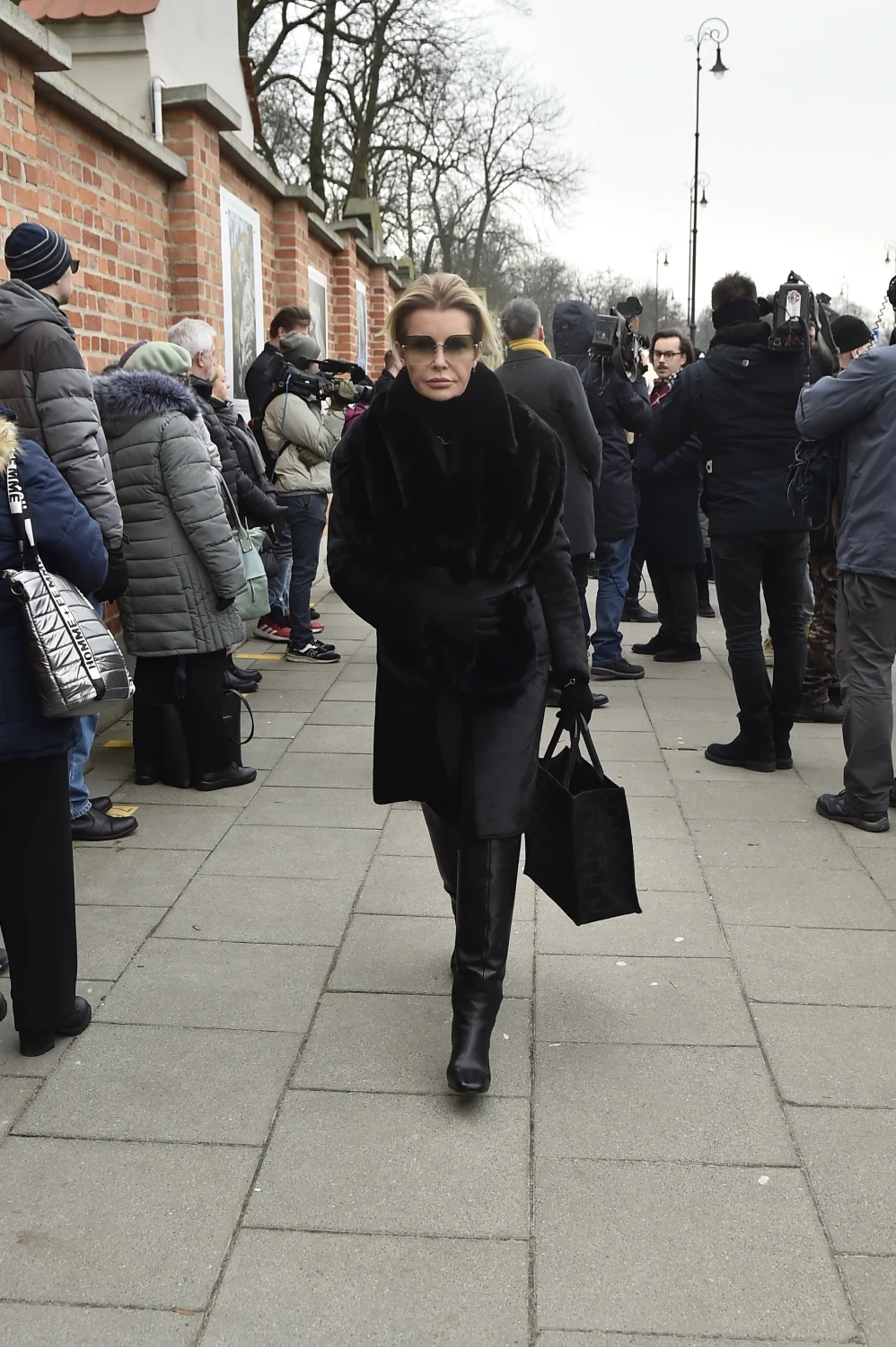 Joanna Racewicz na pogrzebie Emiliana Kamińskiego.