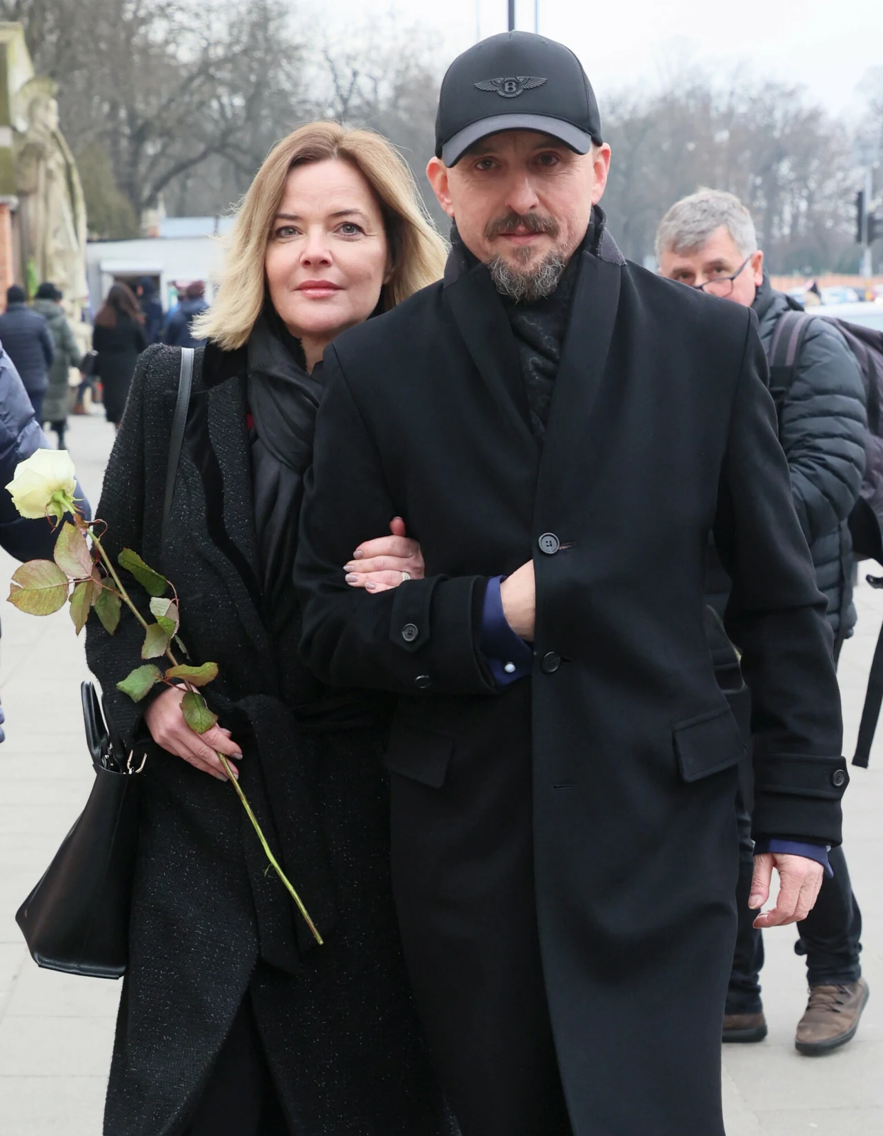 Monika Richardson i Konrad Wojterkowski na pogrzebie Emiliana Kamińskiego.