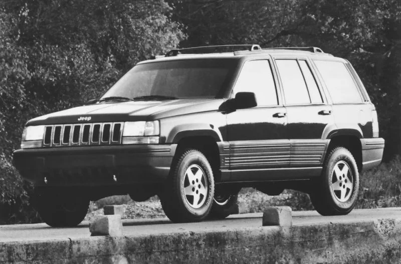 Jeep Grand Cherokee. Pierwsza generacja Grand Cherokee - typoszereg ZJ - zaprezentowana została pod koniec 1992 roku. Auto było jednym z twórców mody na &quot;luksusowe&quot; terenówki - samochód urzekał europejskich nabywców mocarnymi silnikami R6 i V8, bogatym wyposażeniem (klimatyzacja, skórzane, &quot;kapitańskie&quot; fotele) i - właśnie - dzielnością w terenie. 