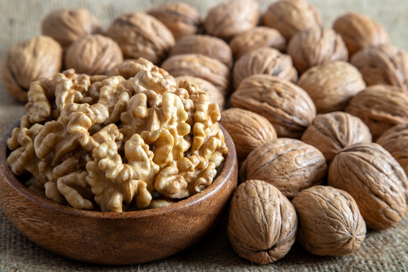 Nadzienie z orzechów włoskich idealnie pasuje do drożdżowych rogali