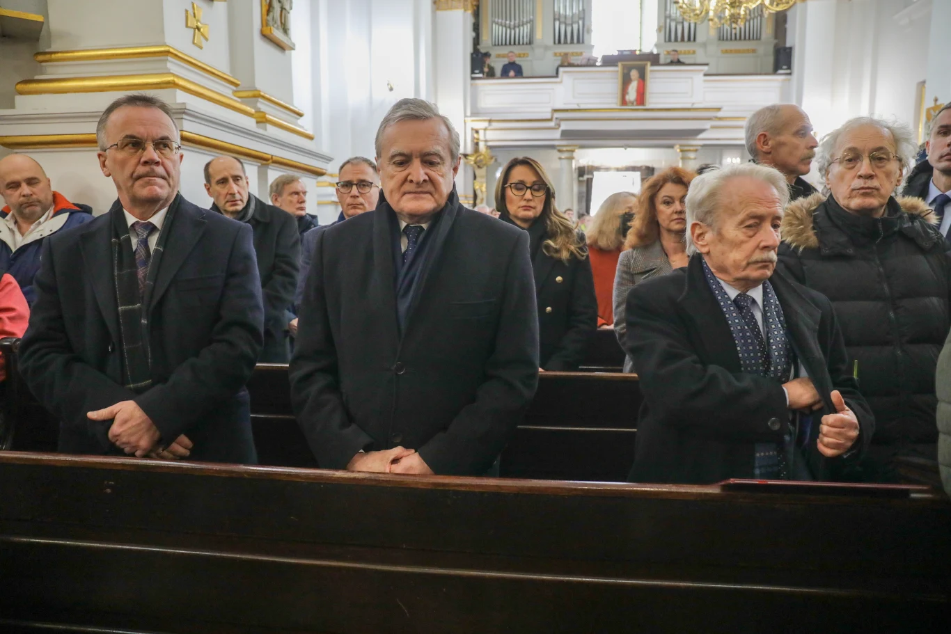 Jarosław Sellin, Piotr Gliński i Tadeusz Deszkiewicz na pogrzebie Emiliana Kamińskiego.