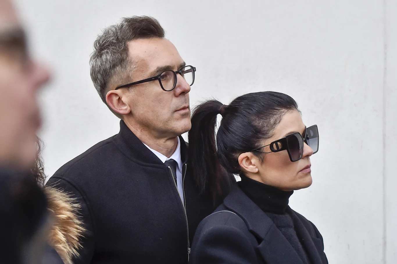 Maciej Kurzajewski i Katarzyna Cichopek na pogrzebie Emiliana Kamińskiego.