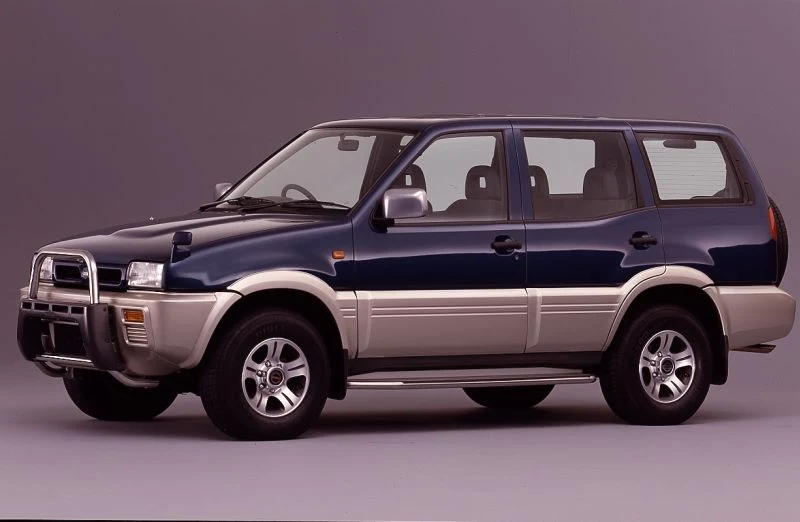 Nissan Terrano 2. Popularną niegdyś terenówkę, znaną też pod nazwą Nissan Mistral - wraz z zaprezentowanym w 1991 roku Oplem Fronterą (w rzeczywistości Isuzu Amigo/Rodeo) - uznać można za prekursorów europejskiej mody na pojazdy segmentu suv. W stosunku do Terrano pierwszej generacji czy Patrola auto zyskało zdecydowanie bardziej cywilizowane wyposażenie i dużo przyjemniejsze dla oka nadwozie. Technicznie pozostało jednak &quot;twardą&quot; terenówką - z ramą, reduktorem i dołączanym napędem przedniej osi. Bratem bliźniakiem Nissana Terrano 2 był Ford Maverick.