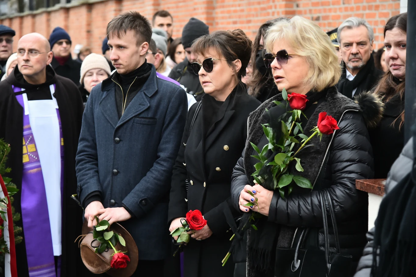 Justyna Sieńczyłło i Dorota Kamińska na pogrzebie Emiliana Kamińskiego.
