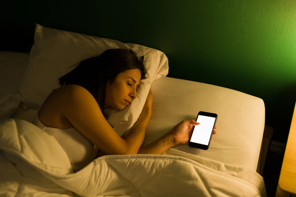 Aktywne korzystanie z telefonu przed snem obniża jakość snu, co prowadzi w konsekwencji do wielu groźnych chorób, z zawałem lub udarem włącznie 