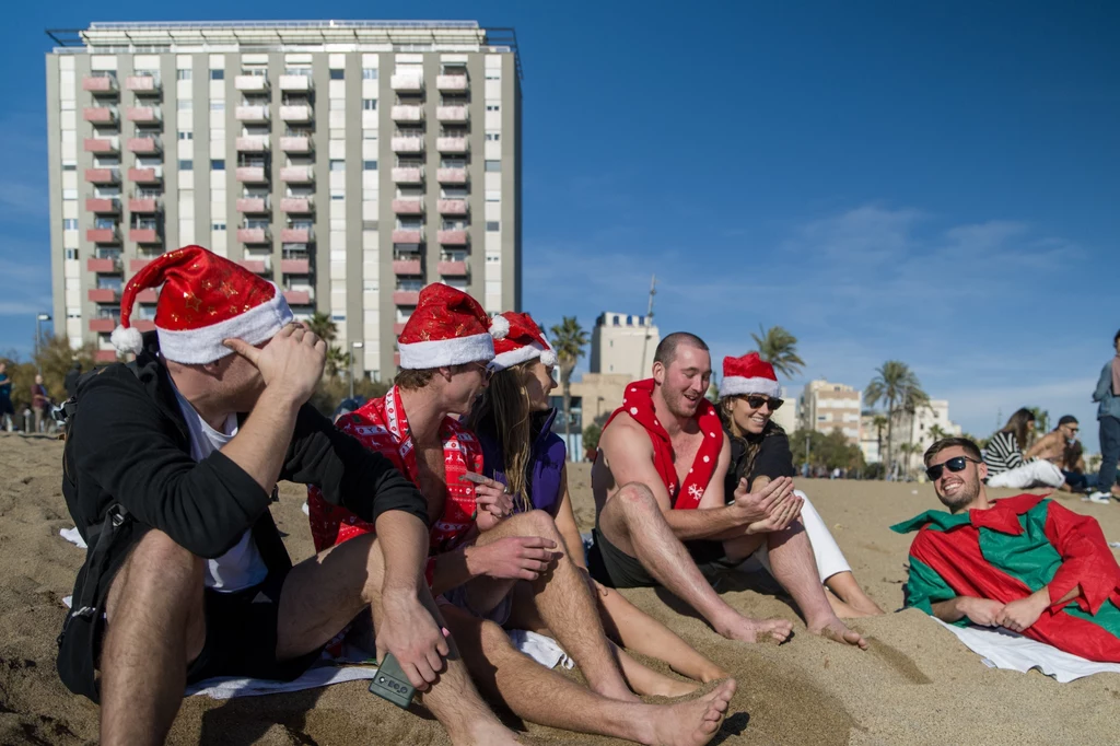 Z powodu wysokich temperatur część mieszkańców i mieszkanek Barcelony ostatnie święta spędziło na plaży