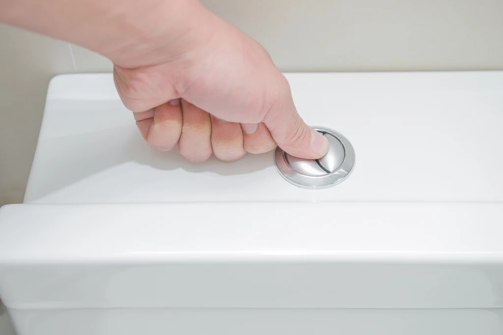 Podczas spłukiwania w toalecie można zastosować patent, który pomoże zaoszczędzić wodę