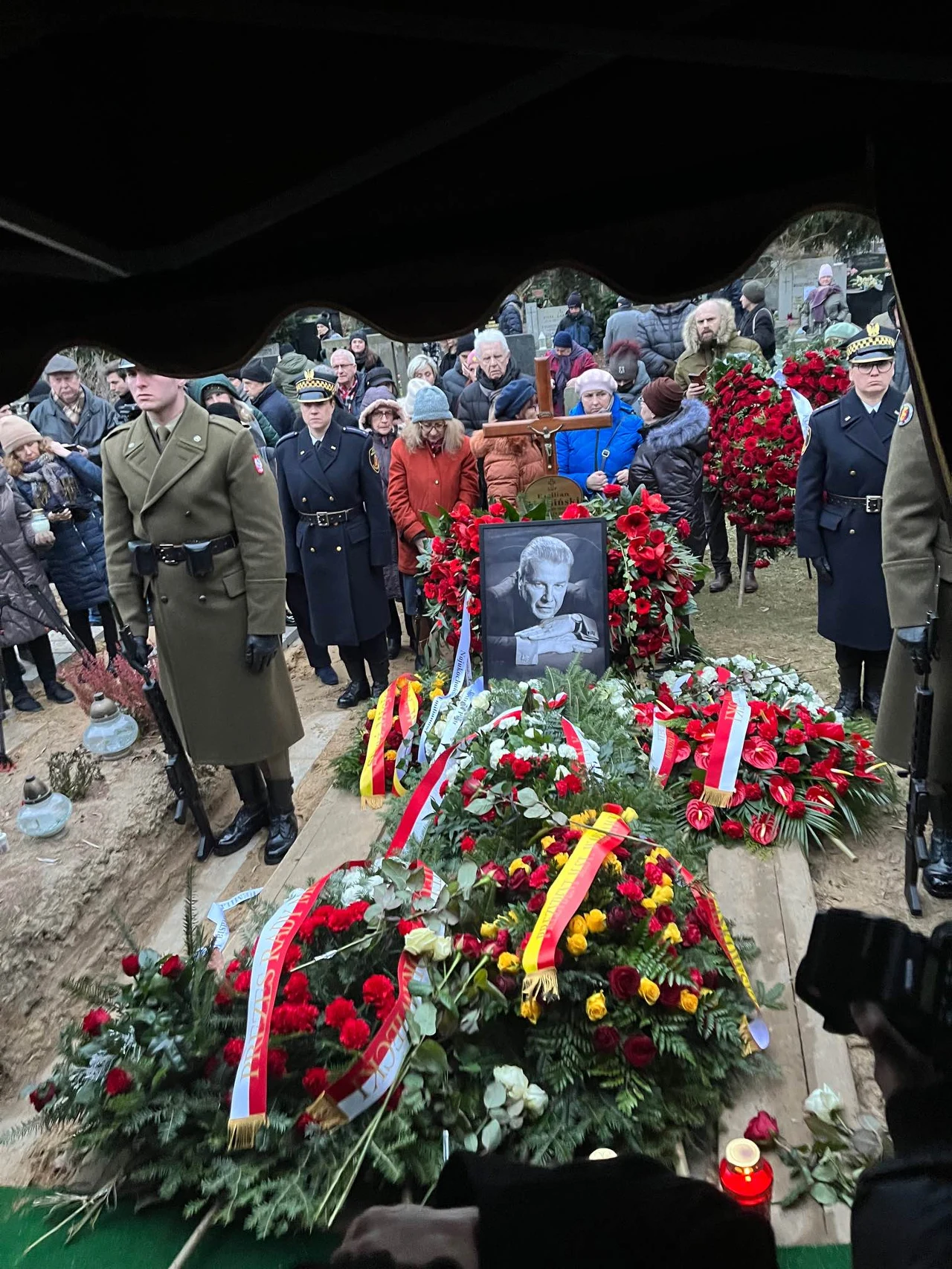 Grób Emiliana Kamińskiego w czasie pogrzebu w Warszawie